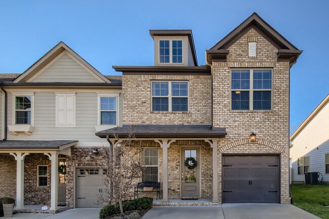 Fachada exterior - ¡Estacionamiento adicional! - 1608 Hampshire Plz