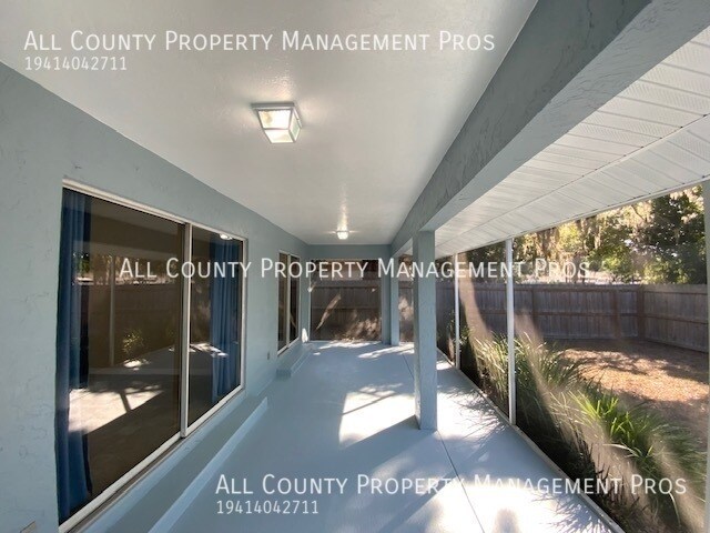 Building Photo - Central Sarasota SFH with pet friendly pri...
