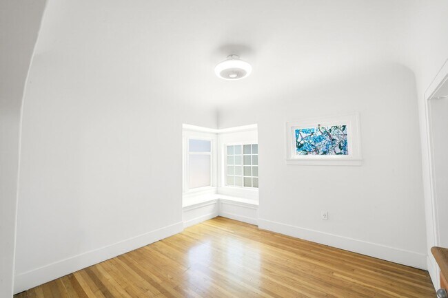 Building Photo - 3041 Valle Ave
