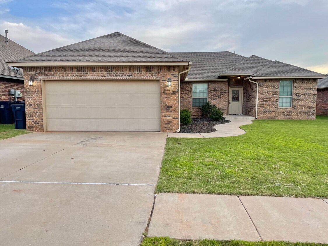 Foto principal - 4 Bed, 2 Bath with Neighborhood Pool and D...