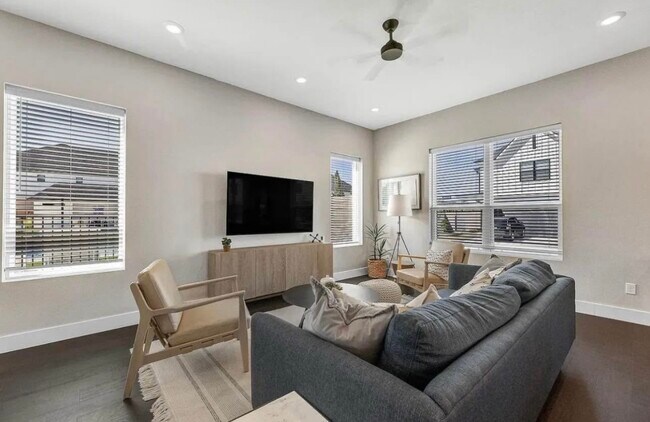 Foto del edificio - 103 N Dowling Rd