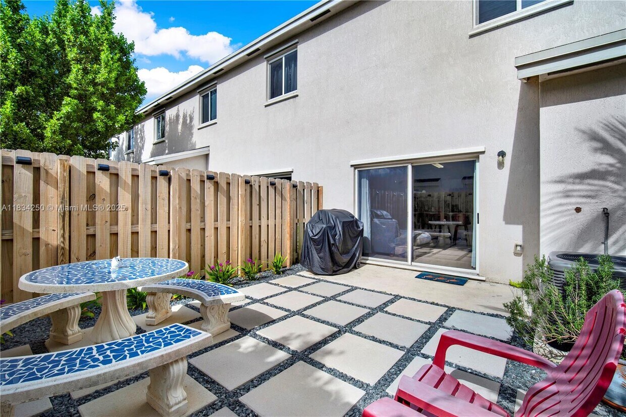 Foto principal - 359 NW 12th Ave