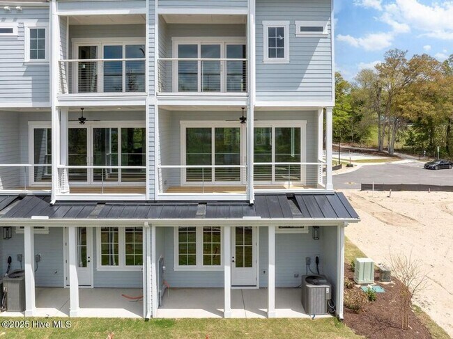 Foto del edificio - Brand new georgous 4 bed 3.5 bath townhome...