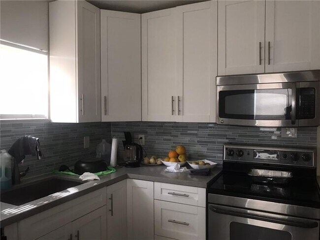 Building Photo - 2417 Hayes St