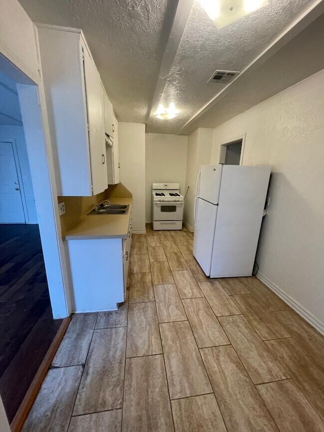 Foto del edificio - 2 BED 1 BATH DUPLEX FOR LEASE