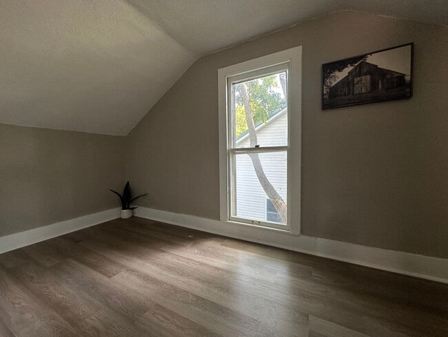 Building Photo - Renovated 3 bedroom house for rent in Wate...