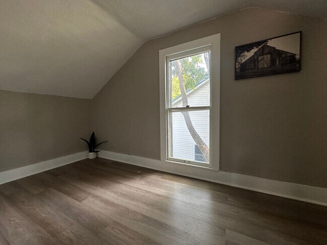 Foto del edificio - Renovated 3 bedroom house for rent in Waterloo