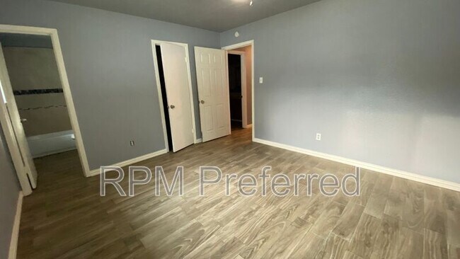 Foto del edificio - 11910 Hunkler Dr