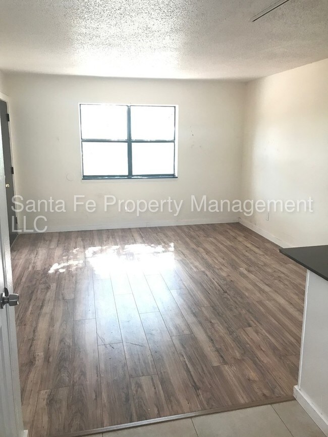 Building Photo - 1 Bedroom Unit Available Now!