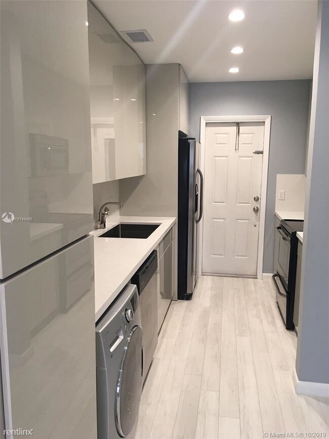 Building Photo - 2 br, 2 bath Condo - 8509 Crespi Blvd Apt 8