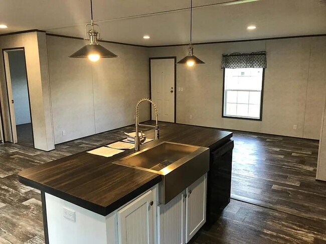 Building Photo - 104 Cattle Dr