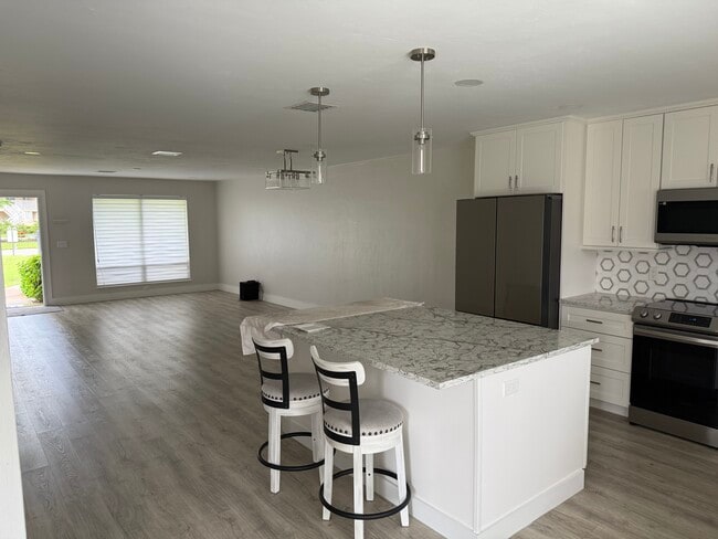 Building Photo - 781 Palm View Dr