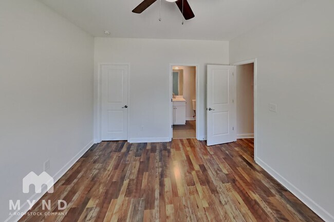 Building Photo - 922 W Davidson Ave