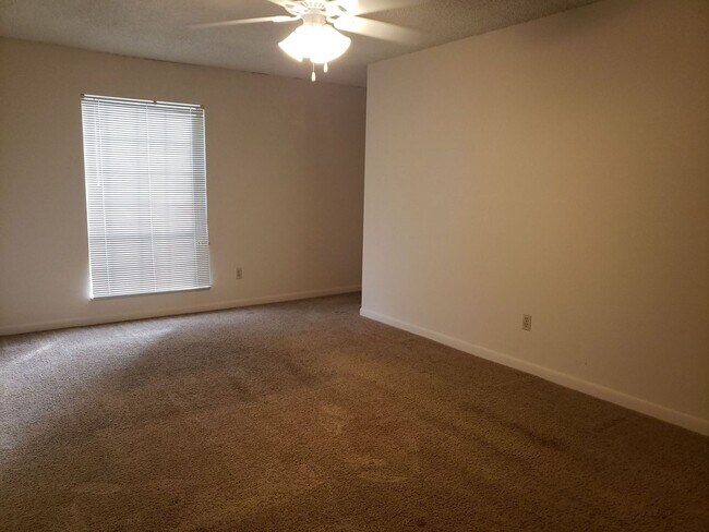 Foto del edificio - Spacious 1 Bedroom, 1.5 Bath Townhouse – M...