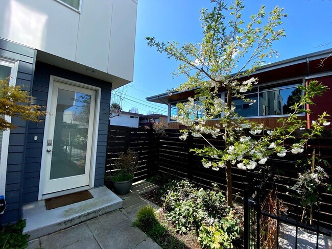 Building Photo - Gorgeous Modern Townhouse in South Park!