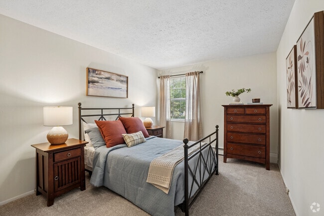 2BR, 1BA - 830SF - Bedroom - Oak Brook Gardens