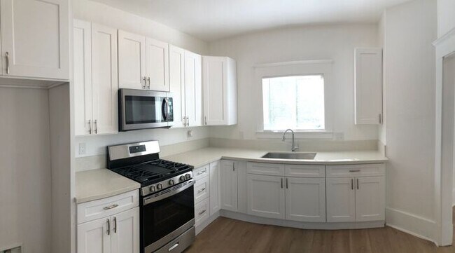 Foto del edificio - Two Story Home - 7 Bedrooms and 4 Bathroom...