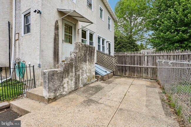 Building Photo - 325 Cottage Ave