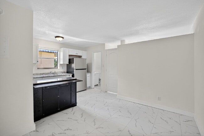 Building Photo - Bright & Modern 1-Bedroom Apartment in Pri...