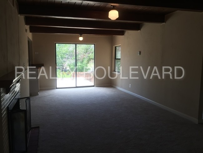 Building Photo - 690 Southworth Dr