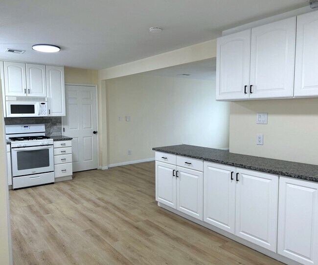 Building Photo - Newly renovated 3 bedroom home in the Nort...