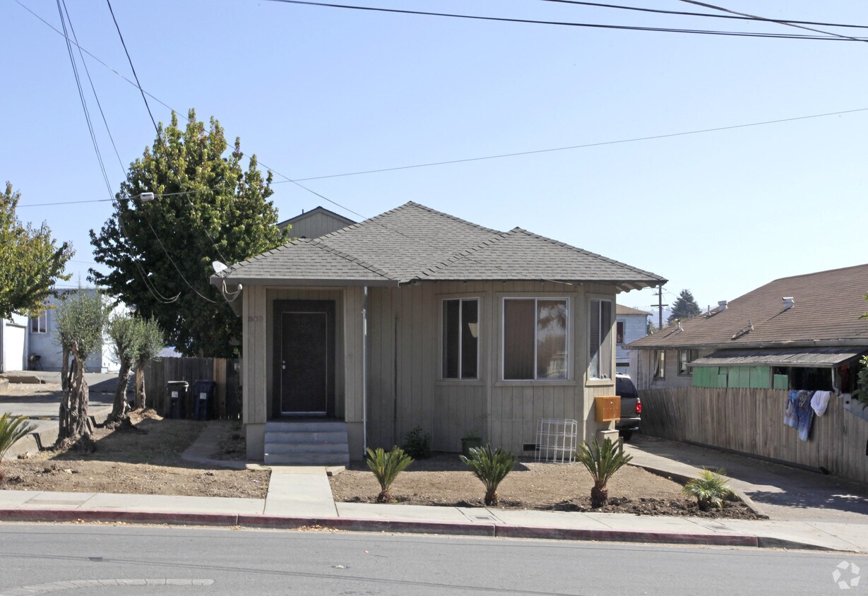 Building Photo - 318 Sudden St