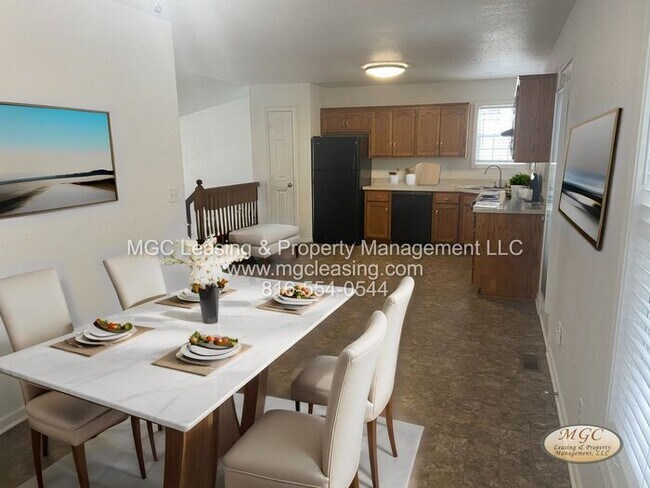 Foto del edificio - Creekwood Park Townhomes - At Last, This I...