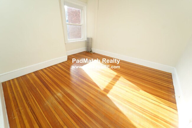 Building Photo - 1589 Beacon St