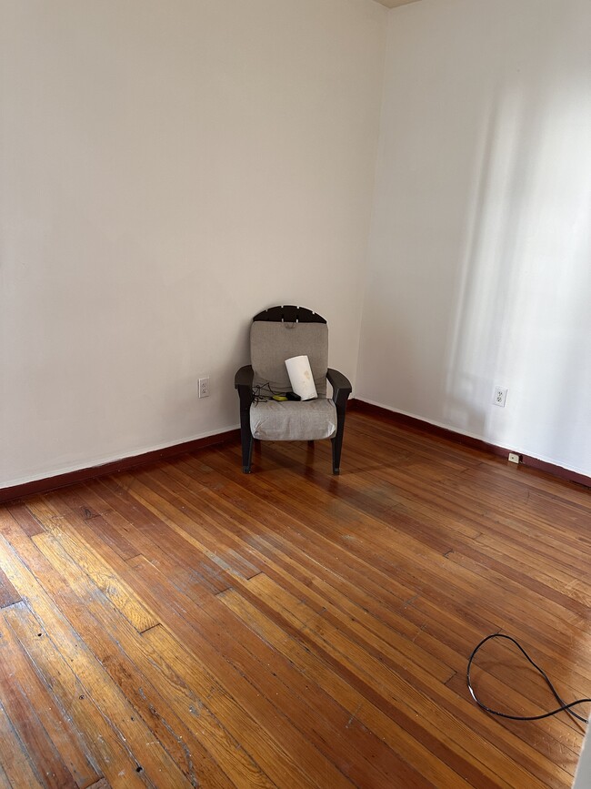 Foto del edificio - 1584 Van Vranken Ave