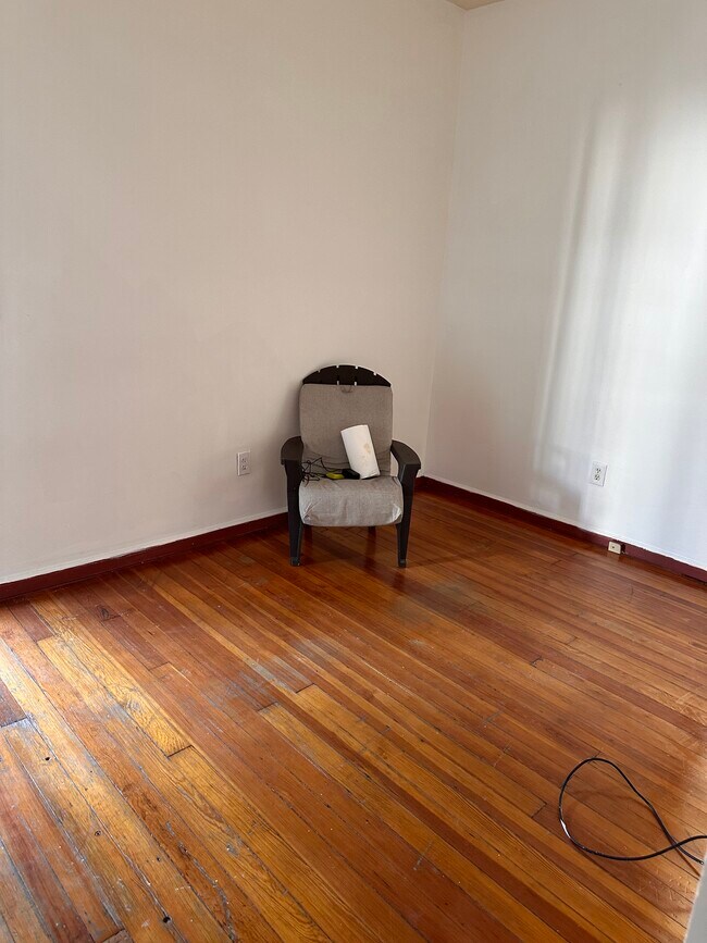 Foto del edificio - 1584 Van Vranken Ave