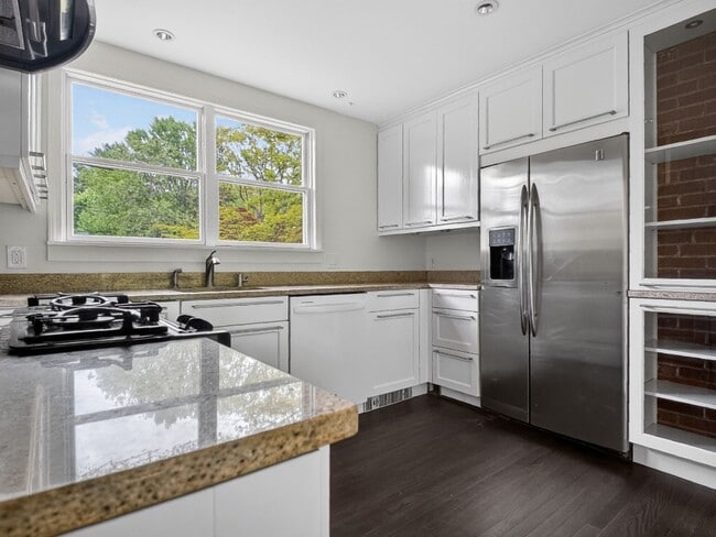 Building Photo - 3 Bed/2 Bath Home with Private Yard