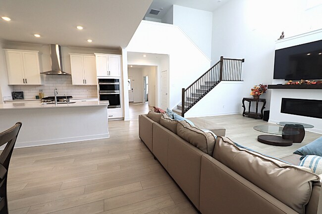 Building Photo - 15436 Manderley St