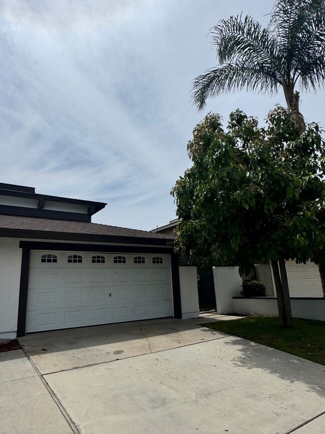 Building Photo - 2210-2212 E Avalon Ave