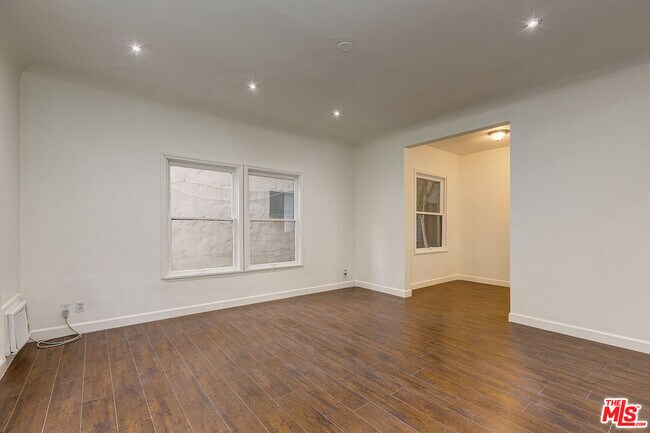 Foto del edificio - 7229 Willoughby Ave