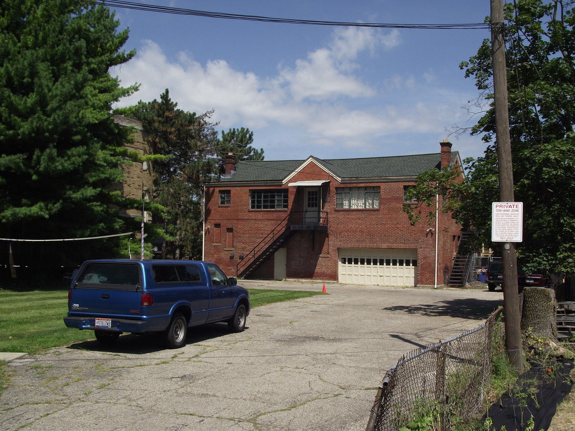 Building Photo - 1374 E Broad St