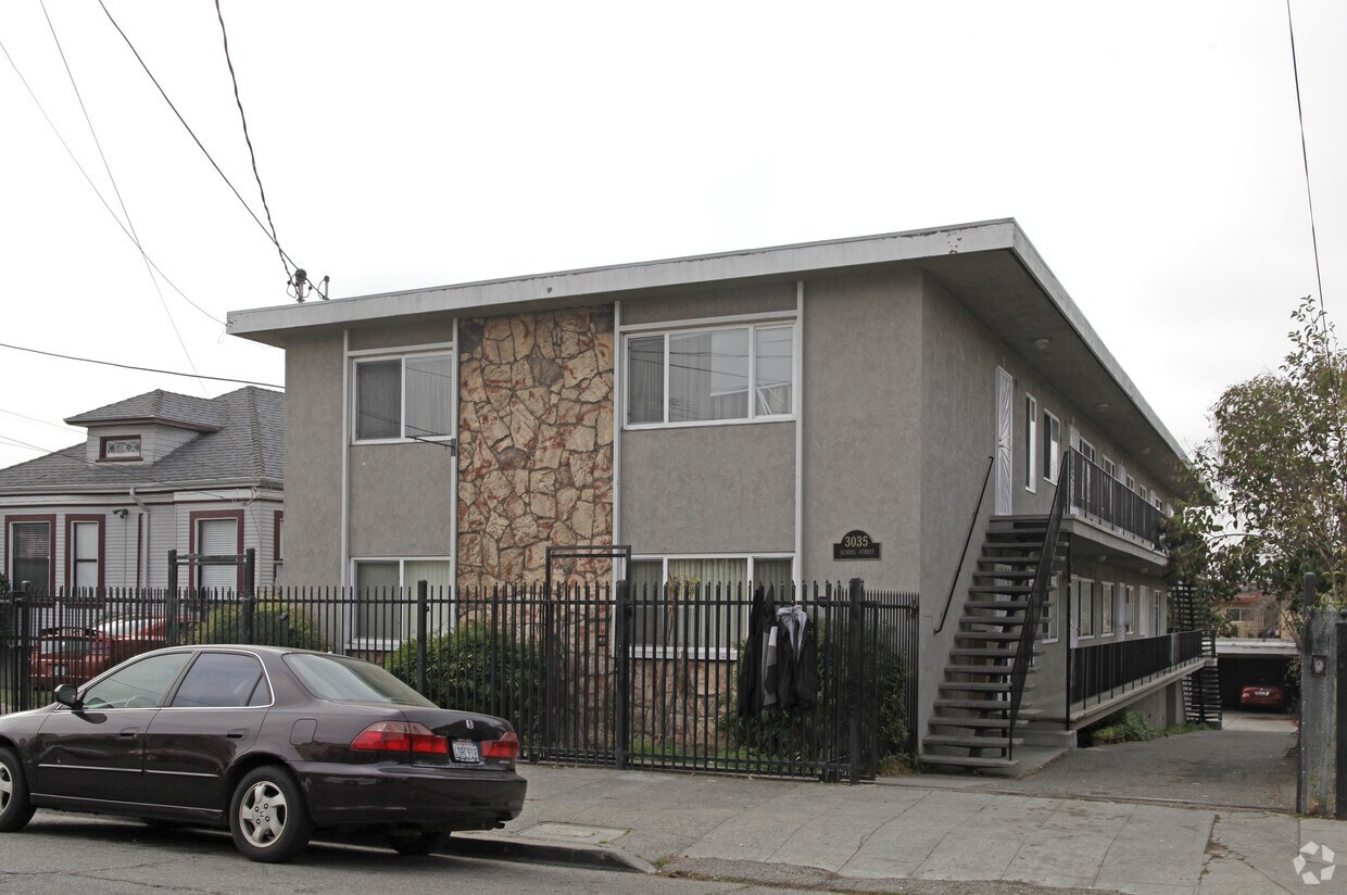 Foto principal - 3035 School St