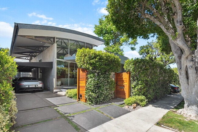 Foto del edificio - 8735 Dorrington Ave