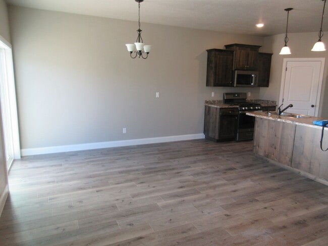 Building Photo - 3 bedroom, 2.5 bath - Newer town home livi...