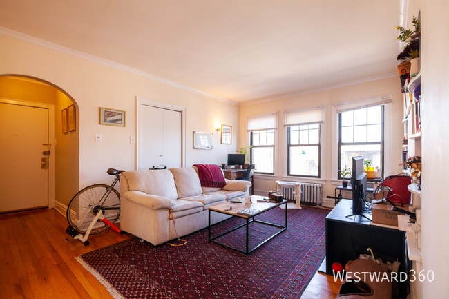 Building Photo - 1618 W Farwell Ave