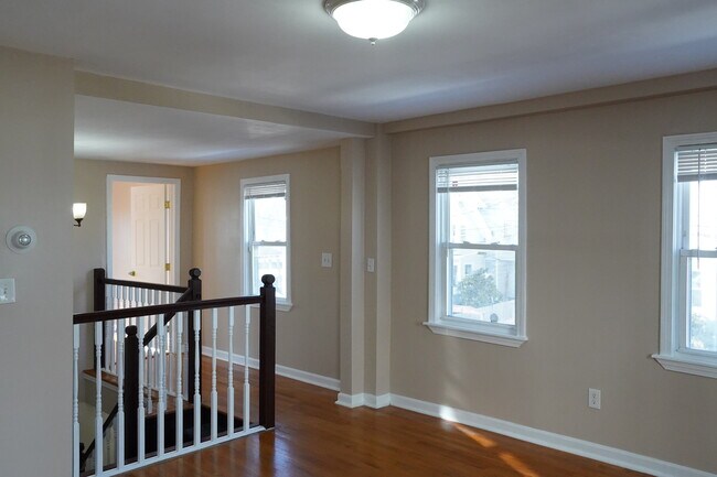 Building Photo - 14 School St