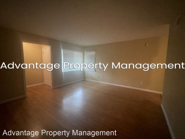 Building Photo - 3 br, 1.5 bath House - 1717 Oakwood Dr.