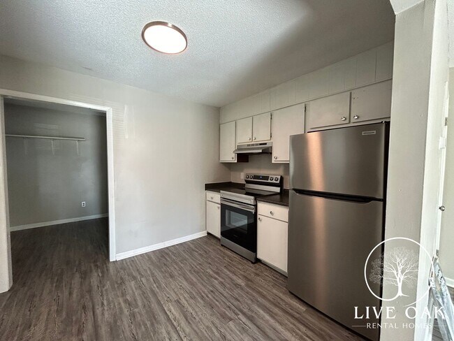 Foto del edificio - MOVE IN SPECIAL: $500 OFF 1ST MONTH'S RENT!**