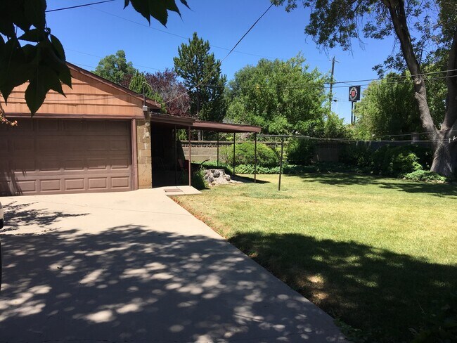 Foto del edificio - 4 bed - 2 bath Charming single family home...