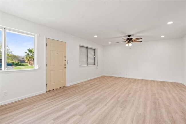 Foto del edificio - 6112 Hidden Oaks St