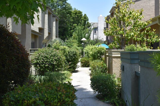 Building Photo - 3282 Caminito Eastbluff