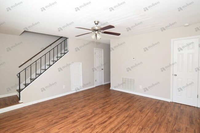 Building Photo - All-Electric 2 Bed/1.5 Bath Townhouse