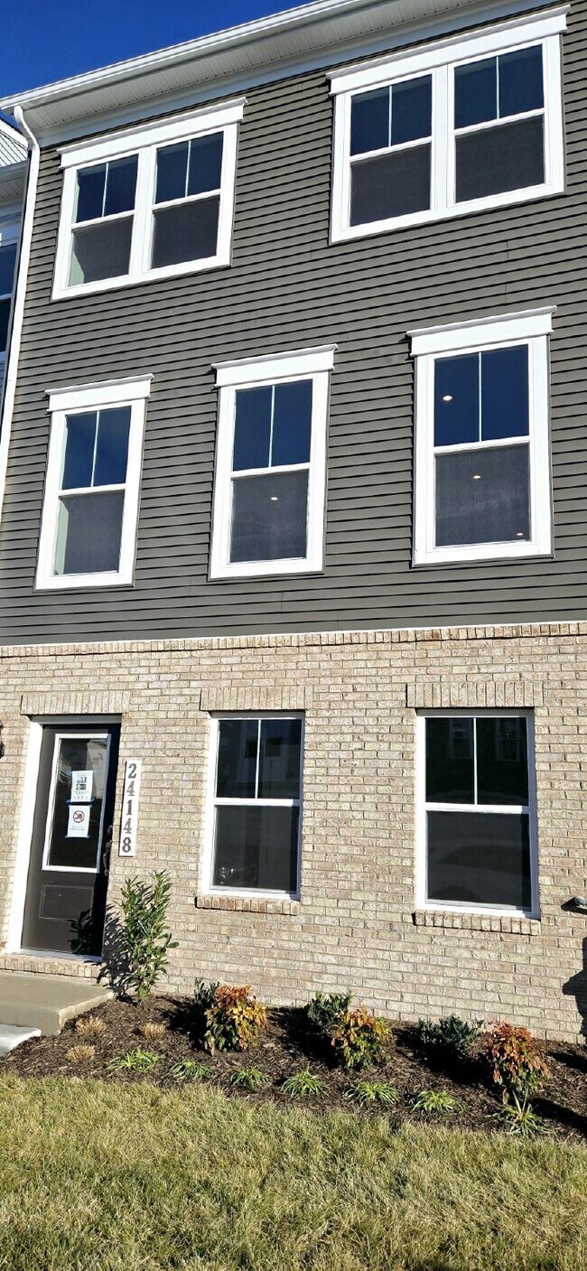 Building Photo - Welcome to this brand-new, never-before-li...