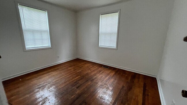 Foto del edificio - 2221 Briarfield Rd