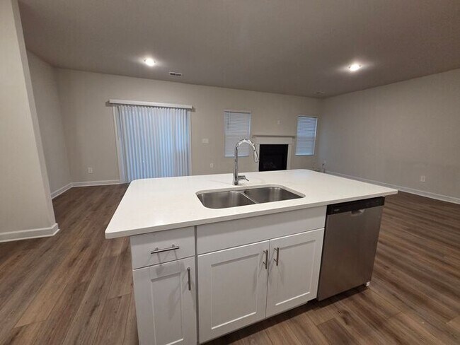 Foto del edificio - Beautiful and spacious! Ready for move in!