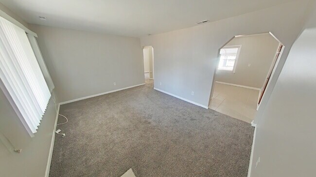 Foto del edificio - "Charming 3-Bedroom Home in Roseville - Cozy Living with 924 Sq Ft of Comfort!"